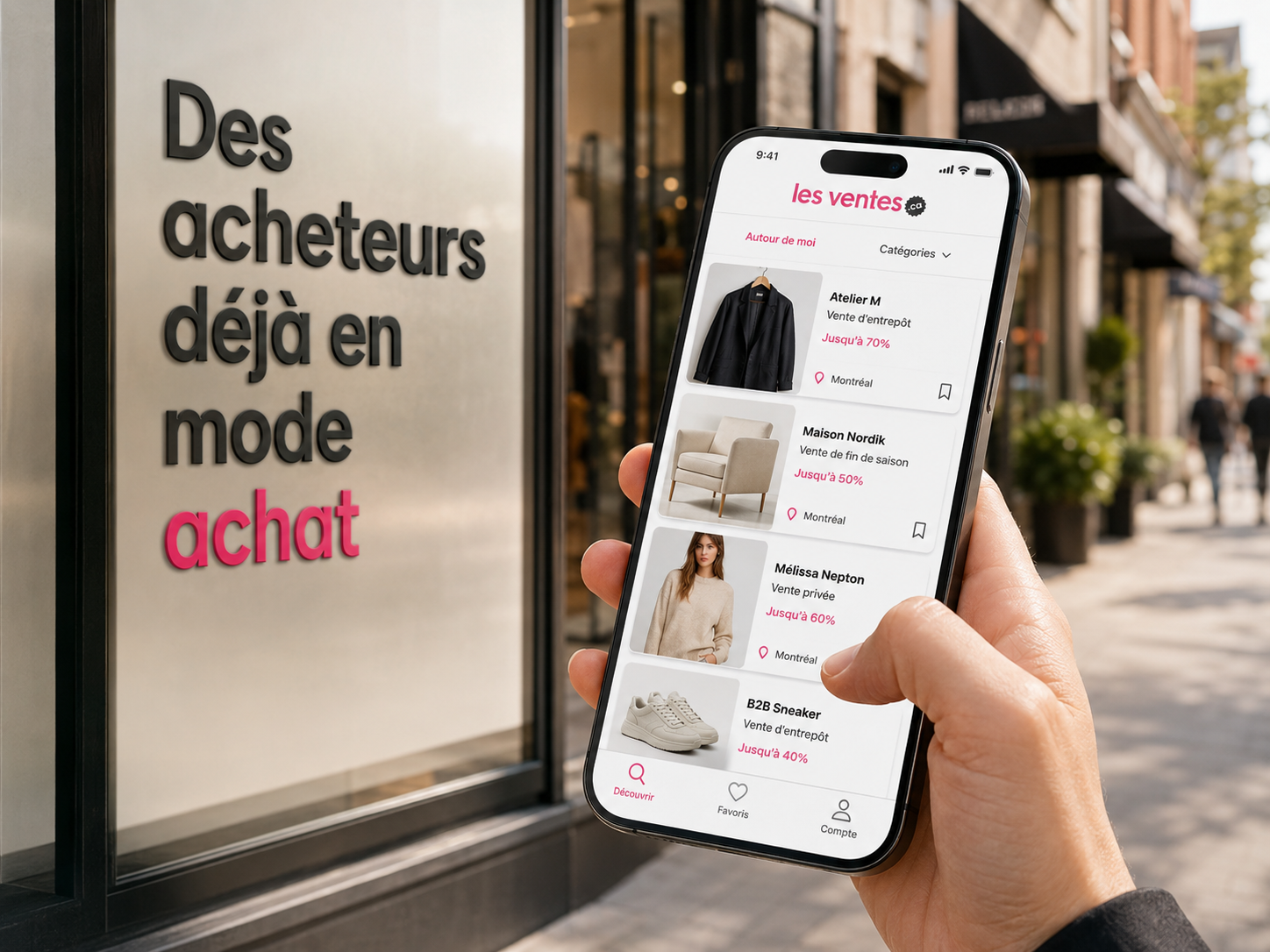 Consommatrice qui cherche des aubaines sur l'application mobile lesventes.ca dans une rue commerçante, déjà en mode achat